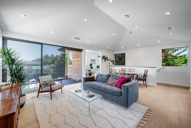 Building Photo - 4539 Beck Ave