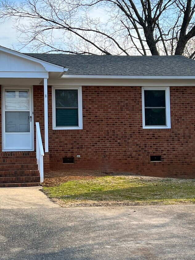 OUTSIDE FRONT ENTERANCE - 1012 Thomason St