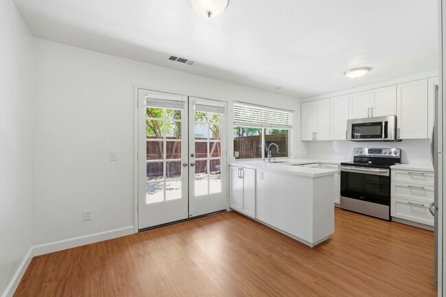 Building Photo - Luxury  2 bedroom Townhome in Great Location
