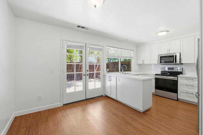 Foto del edificio - Luxury  2 bedroom Townhome in Great Location