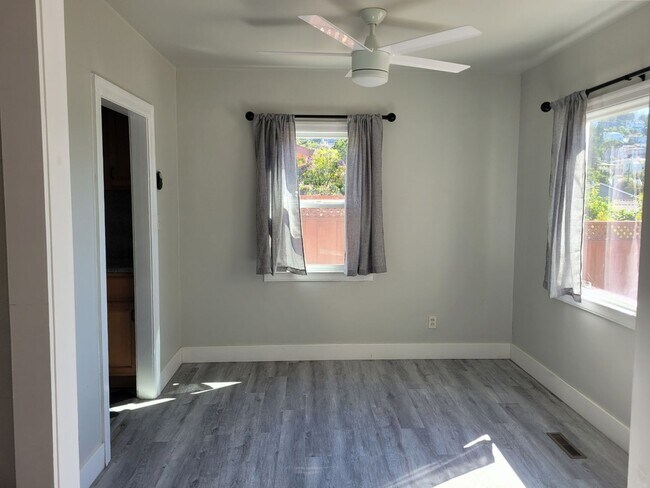 Building Photo - Cute Single Family Home
