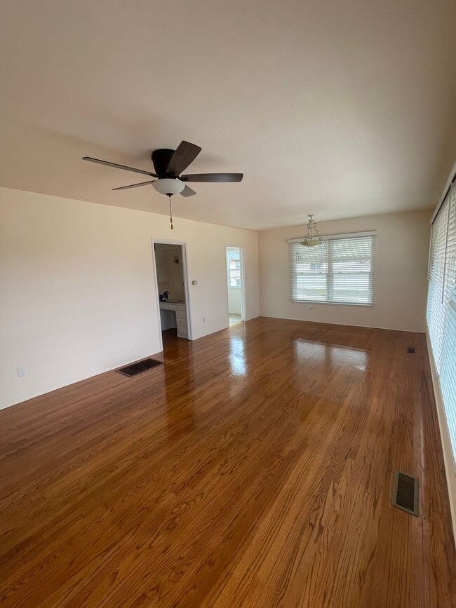 Building Photo - Light & Bright in University Heights