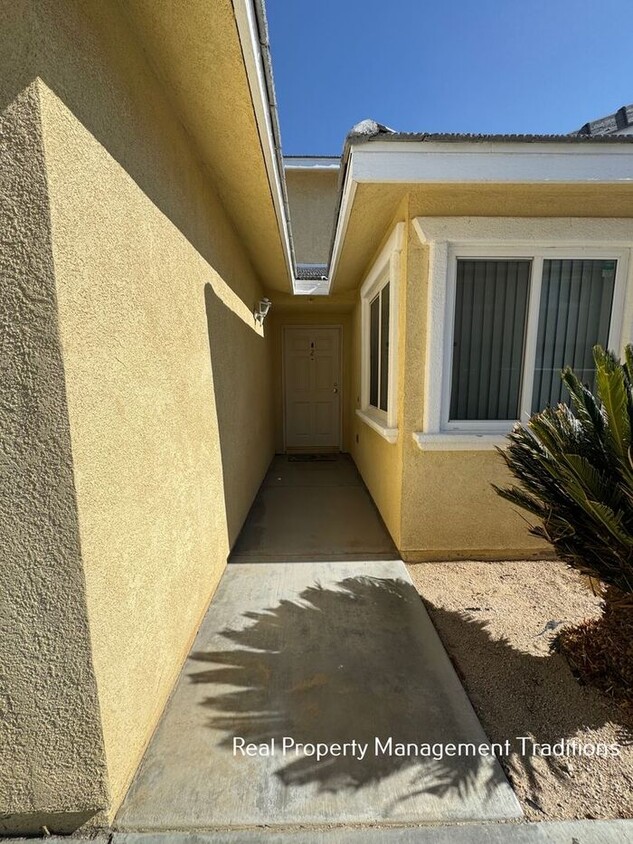 Foto principal - Spacious 4 + 3 Townhouse in Rosamond - Ask...