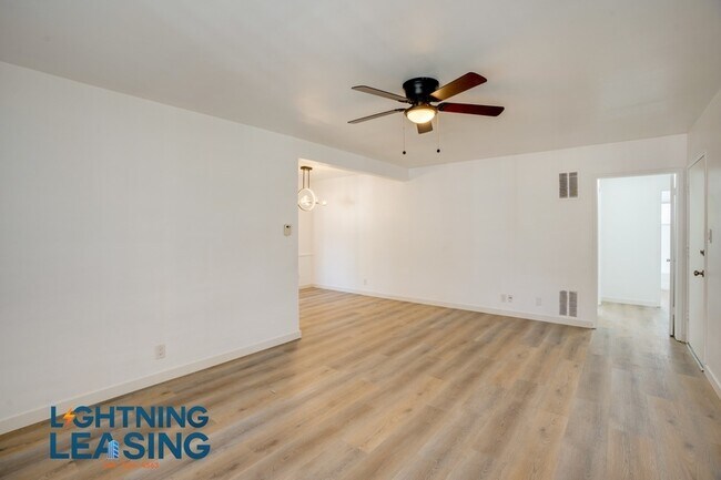 Foto del edificio - 12310 Chandler Blvd