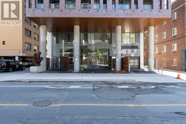 Photo du bâtiment - 81 Wellesley St E