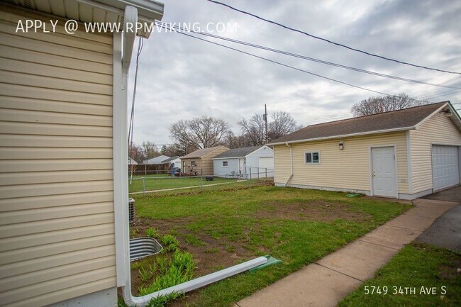 Building Photo - 3 Bed 2 Bath Home with large 2.5 Car Garage