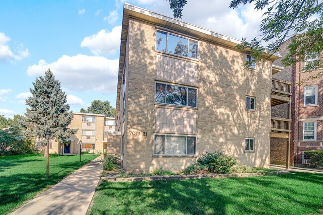 Building Photo - 7019 N Ridge Blvd