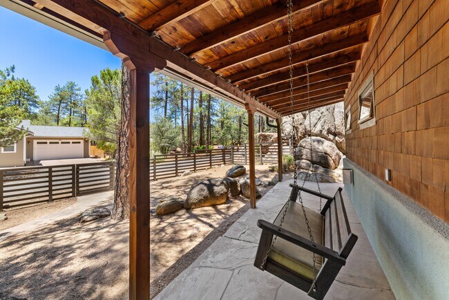 Building Photo - 809 Lazy Ln