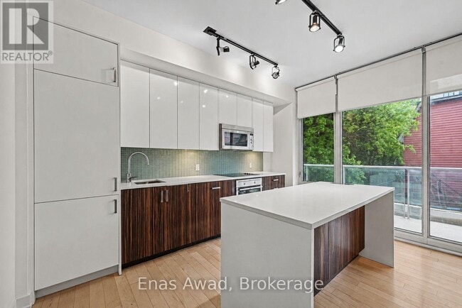 Building Photo - 300 Lisgar St