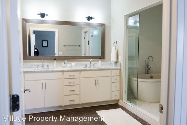 Building Photo - 4 br, 3.5 bath House - 914C Acklen Ave