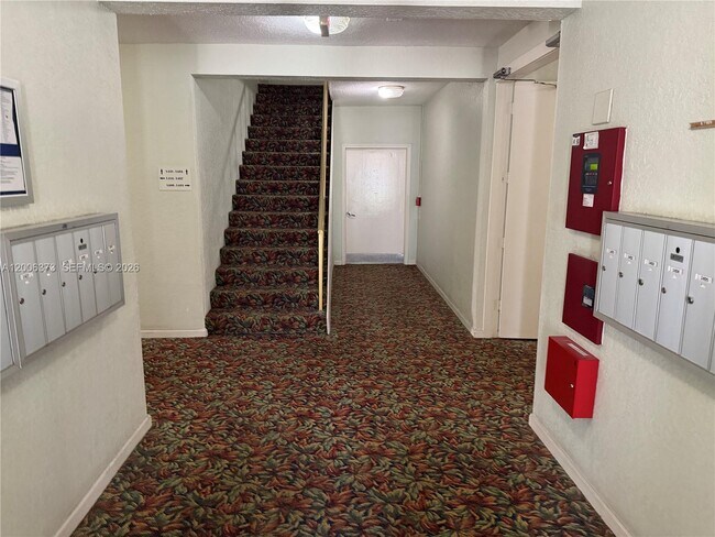 Foto del edificio - 2200 NE 66th St