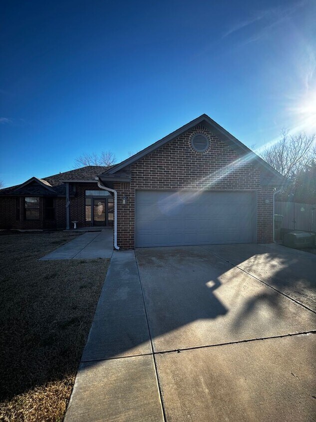 Primary Photo - 3BR 2BA house plus den in Yukon!!