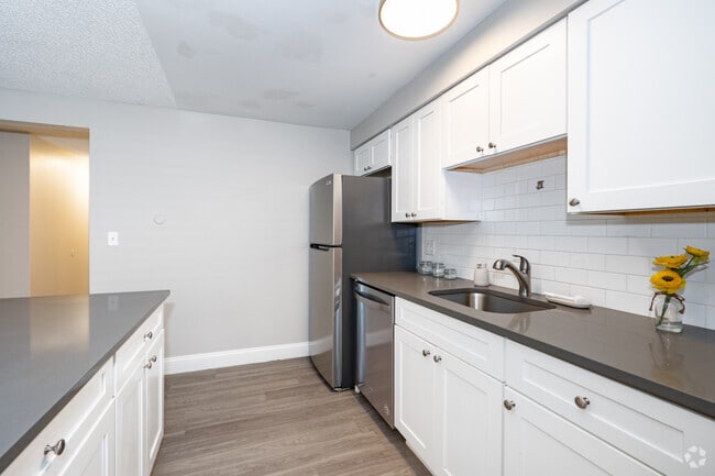 1BR, 1BA - 696SF - Kitchen - The Loop at Lamar Station
