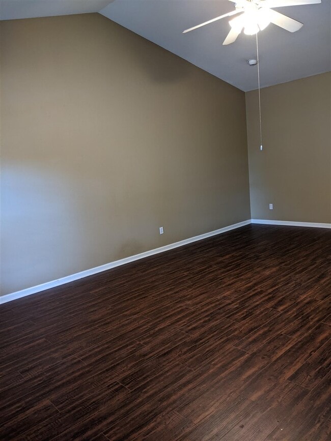 Building Photo - 2878 Lakeshore Dr