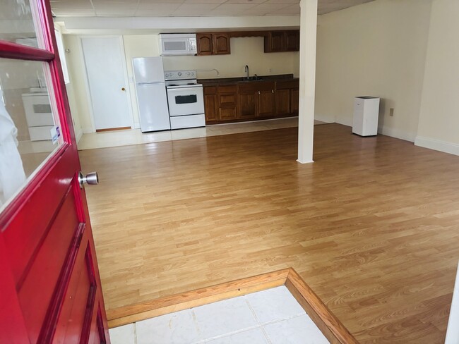 Building Photo - 135 Simsbury Dr