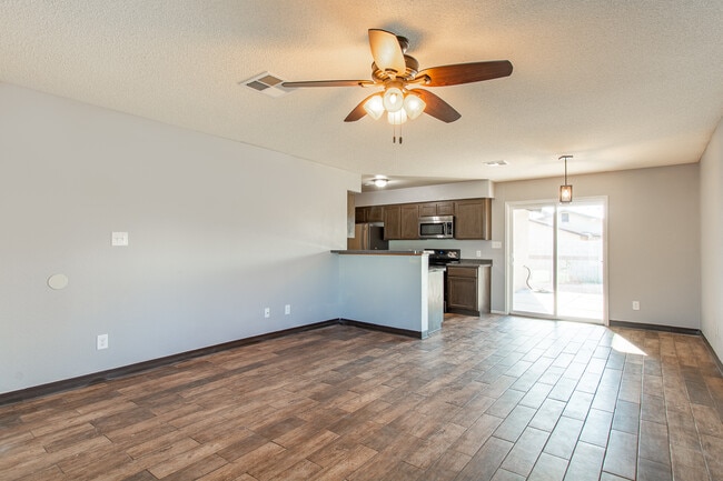 Sala de estar - 3814 S Laura Way