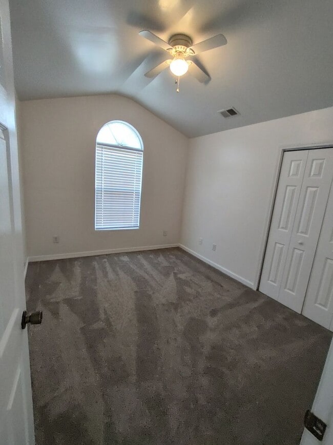 Building Photo - NEWLY RENOVATED 4 Bed/2 Bath home in Woodb...