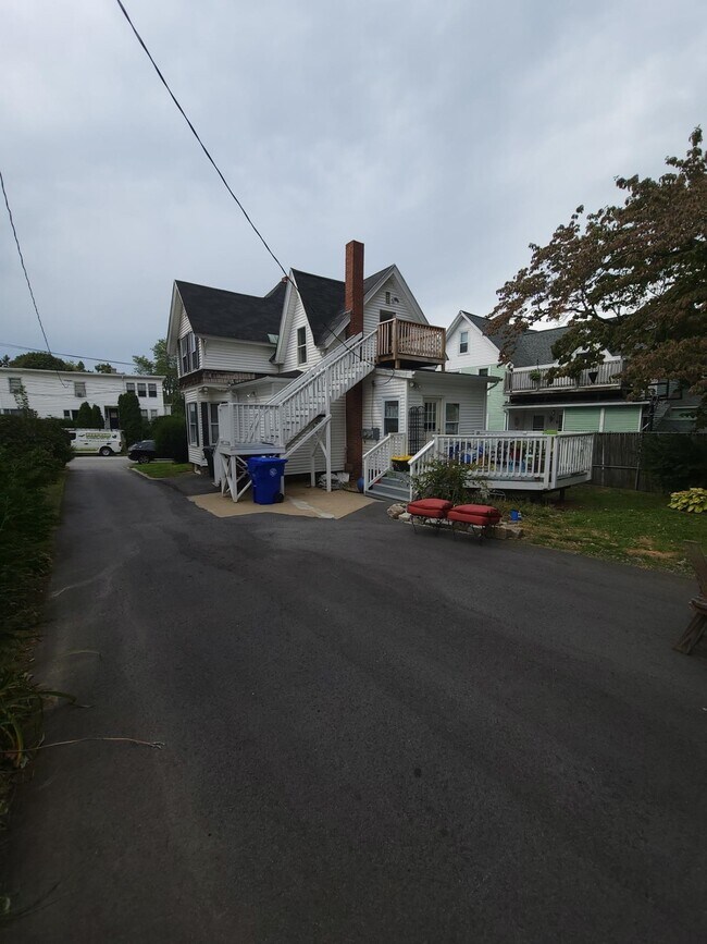 Building Photo - 721 Belmont St