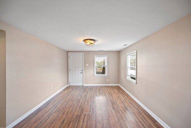 Foto del edificio - CHARMING 3 BEDROOM 1 BATH NEAR LITTLE CREEK & SHORE DR