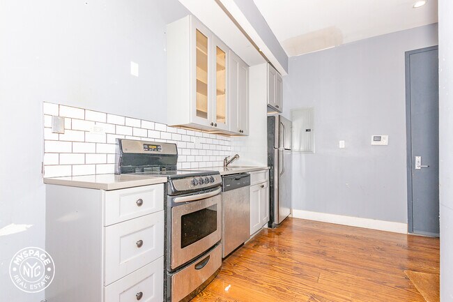 Building Photo - 29 Spencer Pl