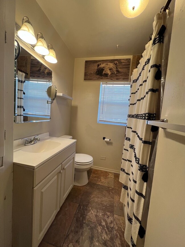 Building Photo - Pet Friendly!!! 2 Bedroom/ 1 Bathroom, Wat...