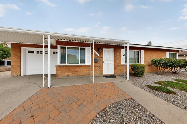 Building Photo - 2020 Hendola Dr NE