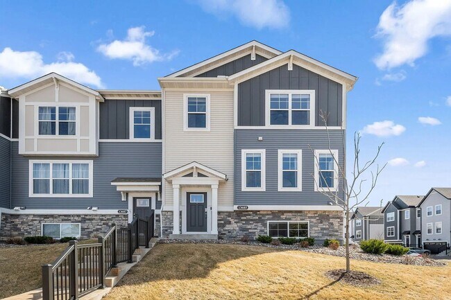 Foto del edificio - Rare End Unit 3Bed 3Bath Townhome in Rogers