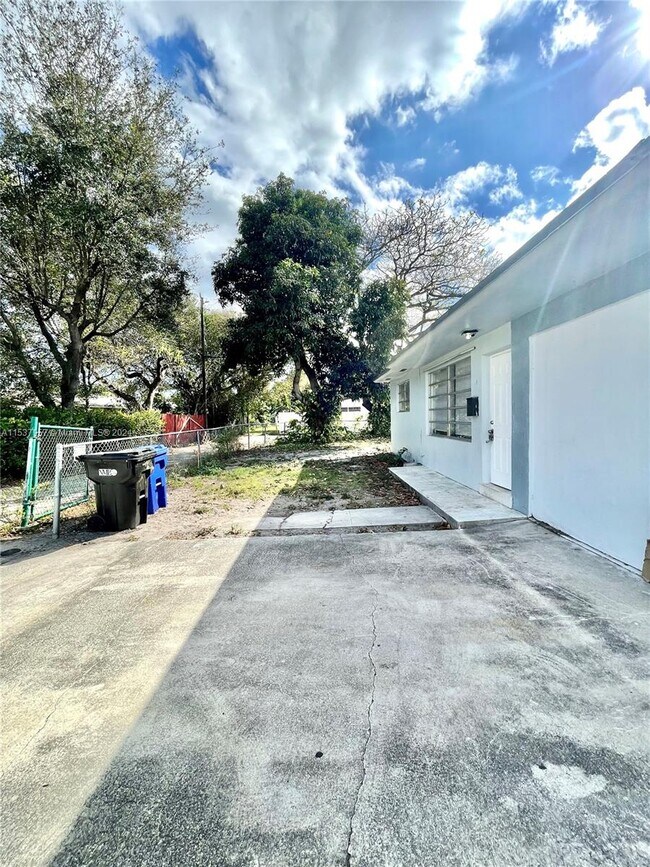 Building Photo - 18 NW 170th St