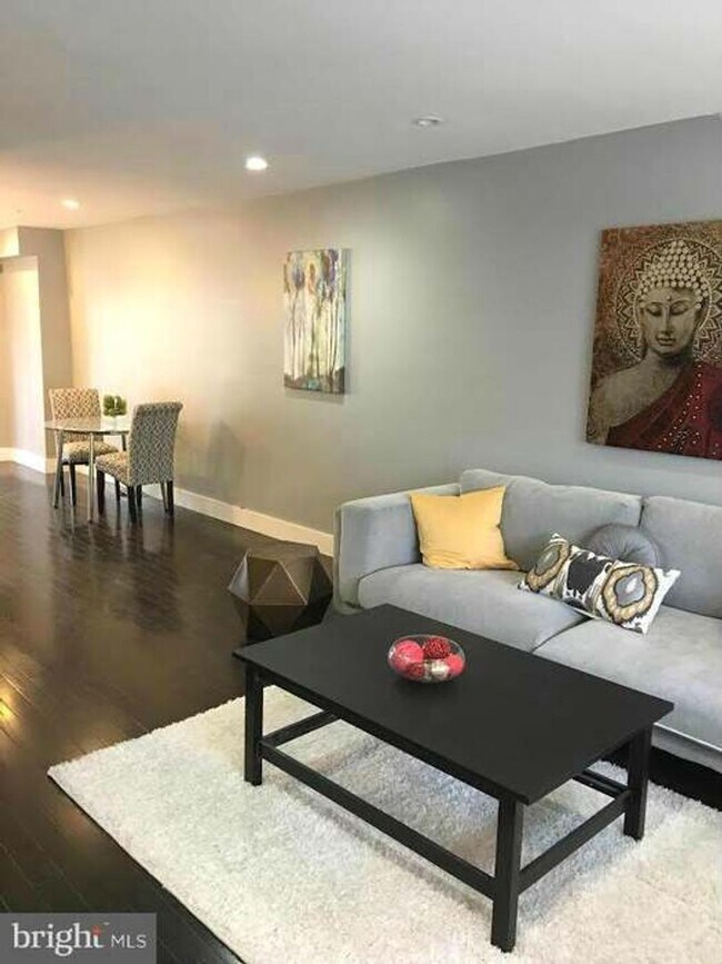 Building Photo - Spacious Townhome with Off Street Parking