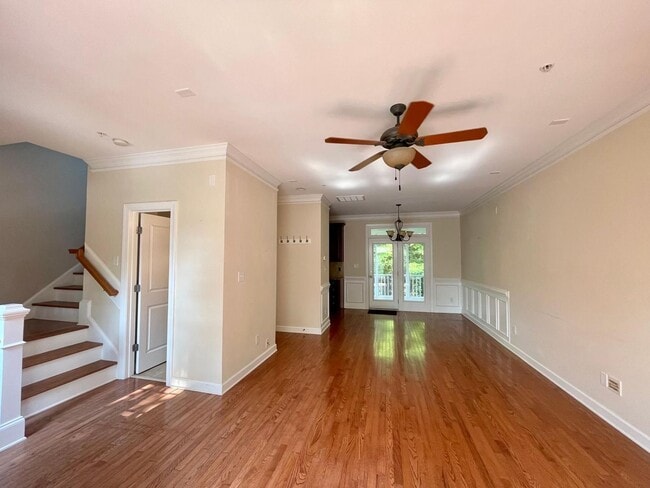Building Photo - Beautiful 2 bed/2.5 bath end unit townhous...