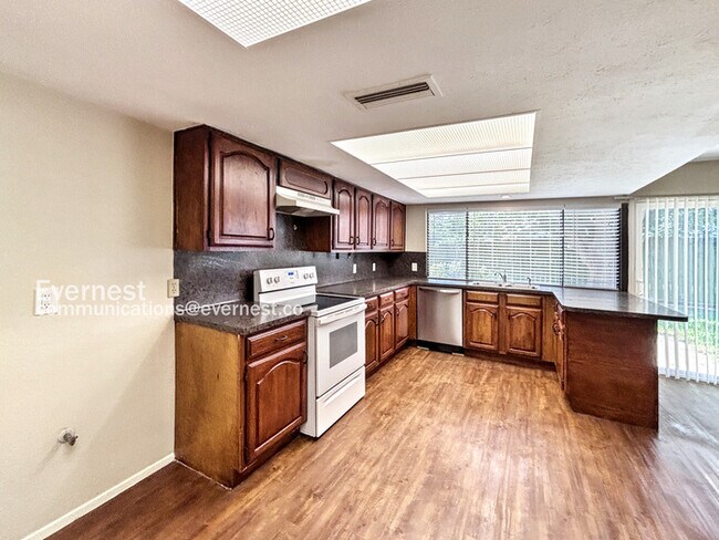Foto del edificio - 5503 Canyon Forest Dr