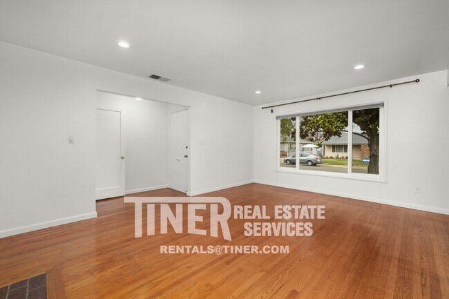 Foto del edificio - Charming Fruitridge Manor Home