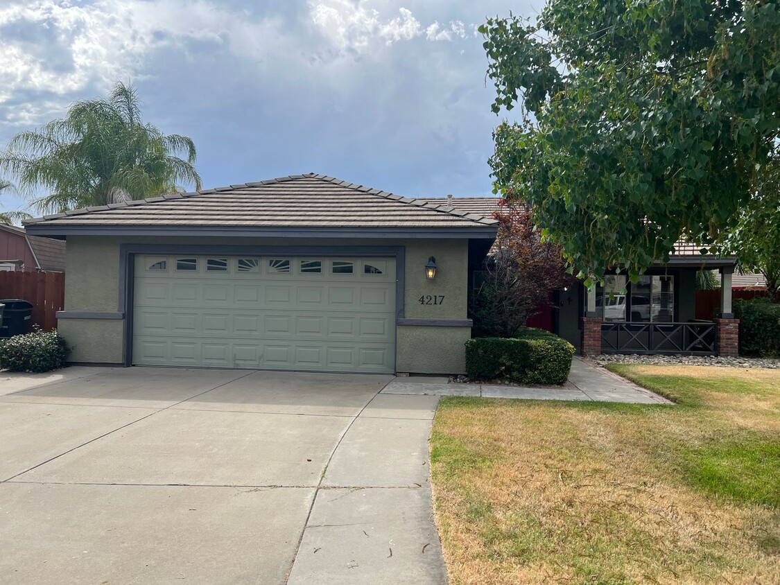Primary Photo - 3 bedrooms + an office and built in swimmi...