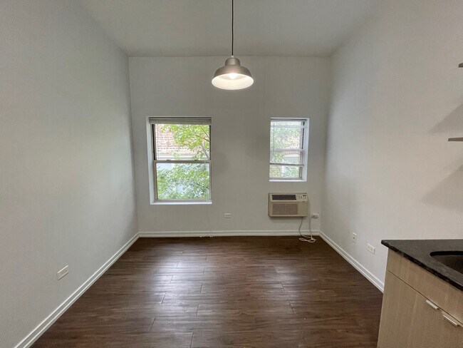 Building Photo - 5051 N Kenmore Ave