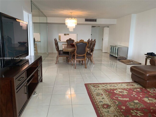 Building Photo - 2500 Parkview Dr