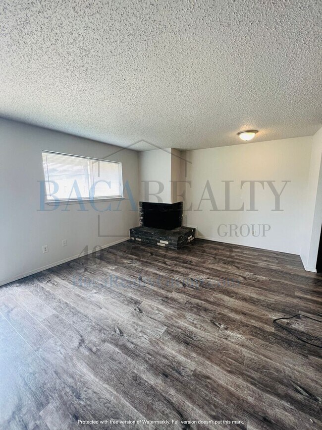 Building Photo - 2BR 1.5BA 4-plex