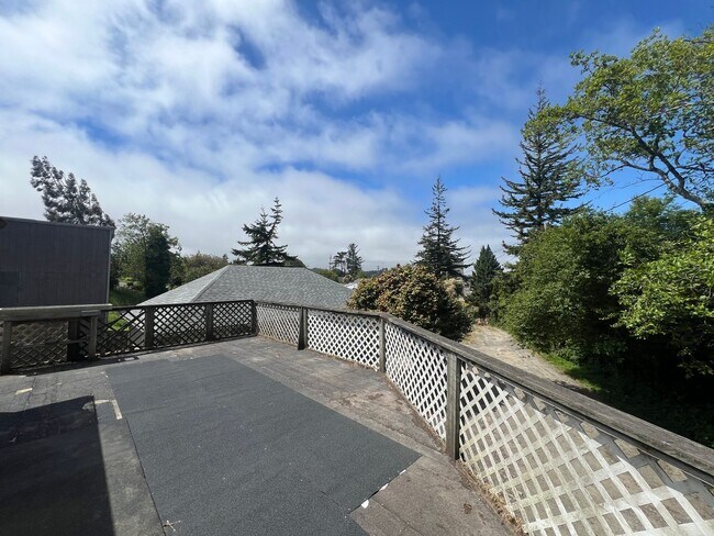 Foto del edificio - 3 Bed / 1 Bath Home with Outdoor Space