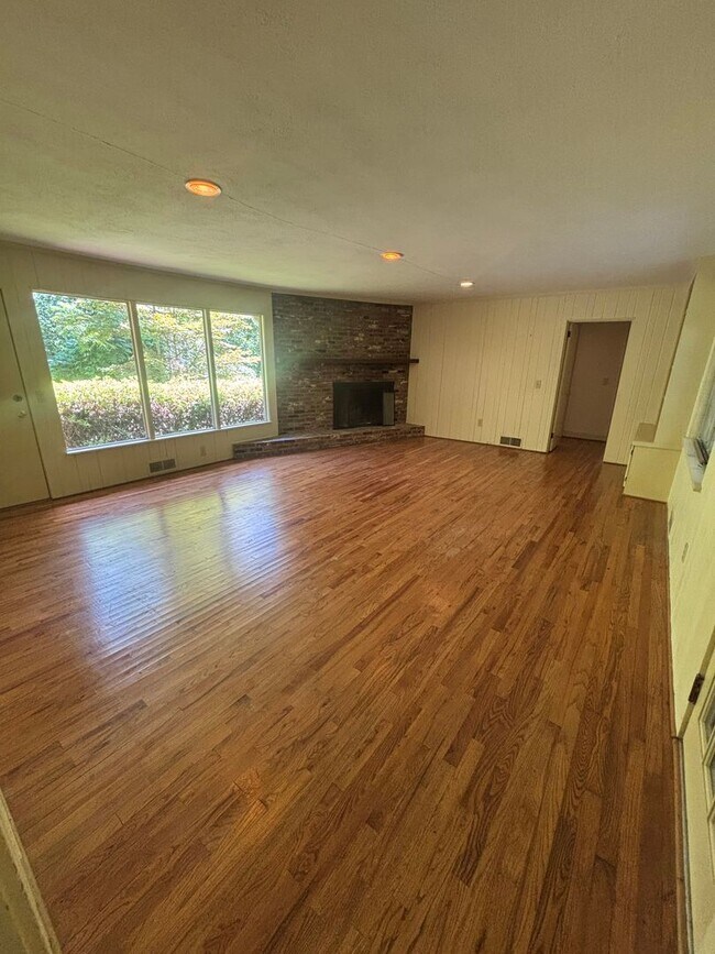 Foto del edificio - Great Single Family Home In The Heart of Tryon!
