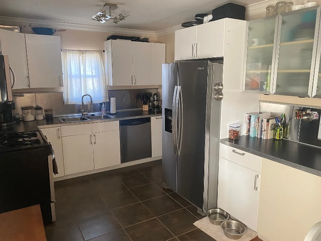 Foto del edificio - 4830 S Detroit Ave