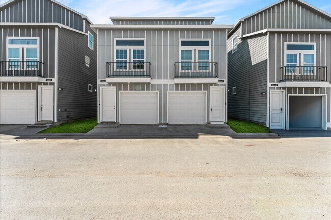 Building Photo - 18841 Elegance Ave