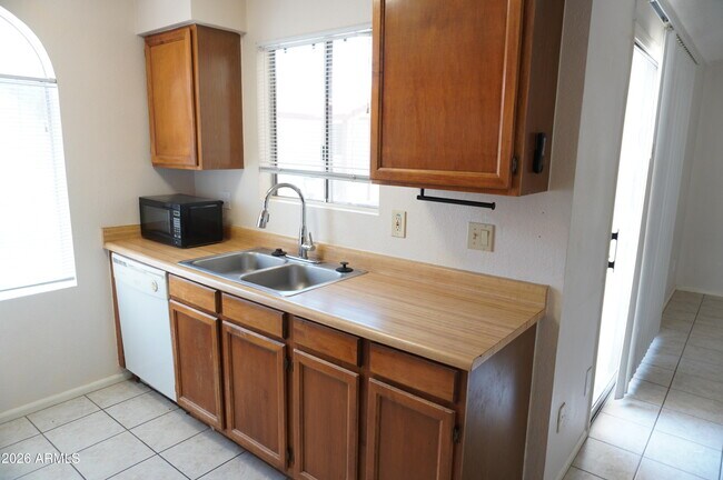 Building Photo - 10610 S 48th St