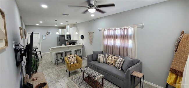 Building Photo - 1502 W Heritage Dr