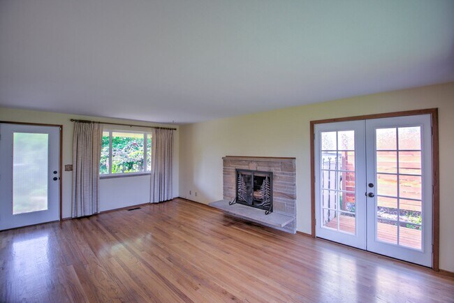 Foto del edificio - West Olympia 2bd 1 bath Cottage Rambler with Garden Space