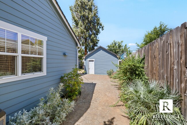 Building Photo - Cottage Charm East Medford