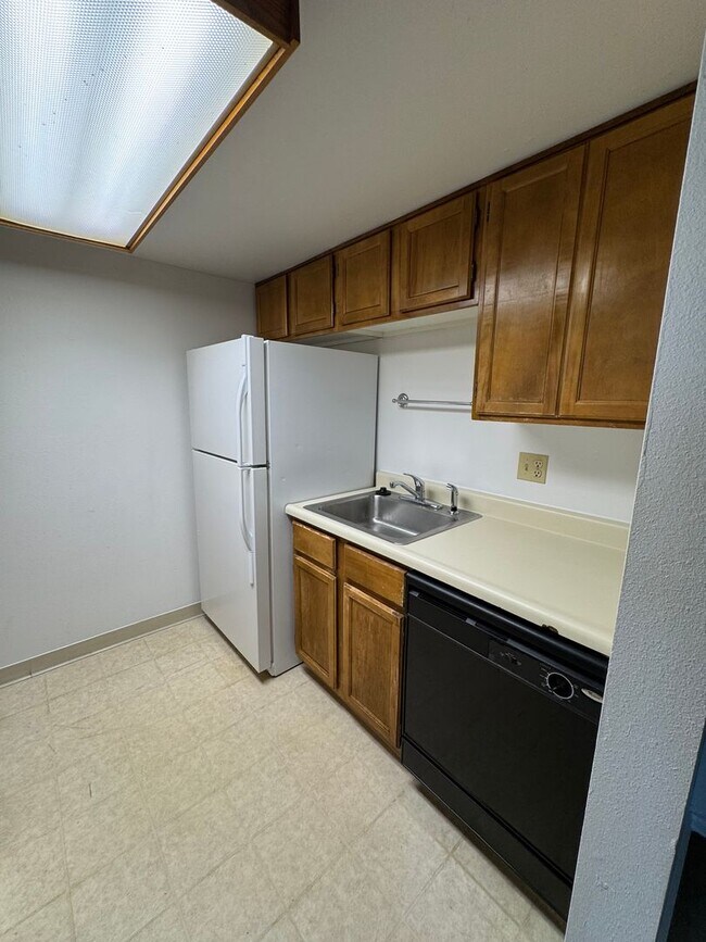Building Photo - 2 bedroom, 2 bath condo on Southwest side of Colorado Springs, MOVE IN SPECIAL