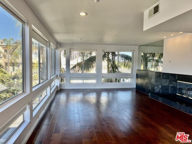 Building Photo - 2237 S Bentley Ave