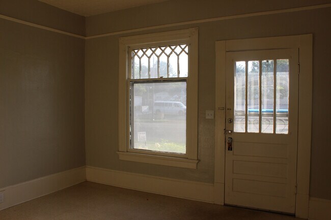 Building Photo - 1527 NOBLE STREET