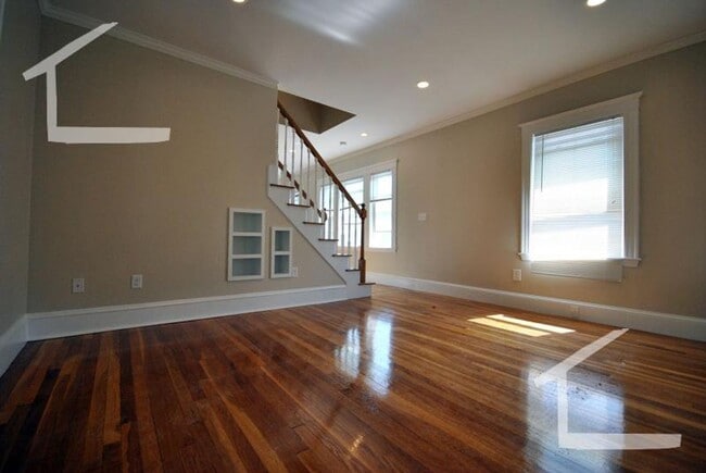 Building Photo - Massive, Renovated 2 Floor 4 Bed/2 Bath!  ...