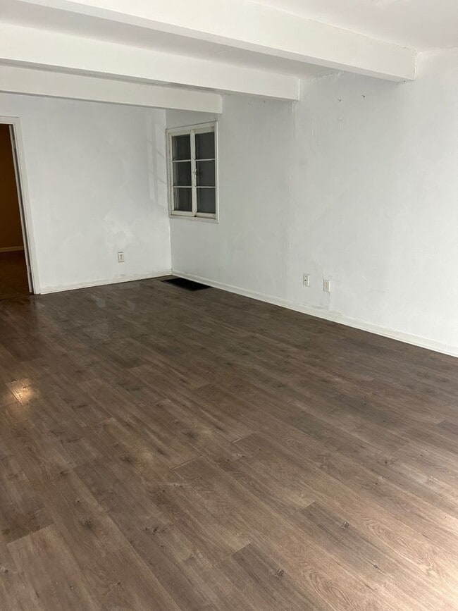Foto del edificio - BELOW MARKET RENT!