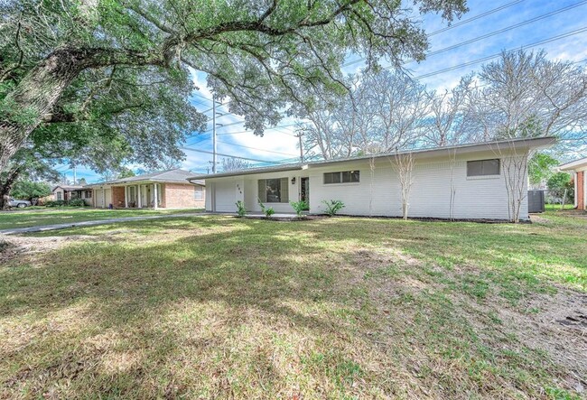 Building Photo - 206 Crestview Dr